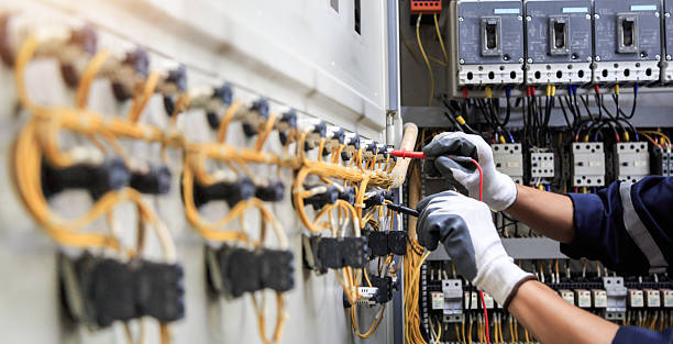 Professional Electrician technician working in Holbrook, AZ